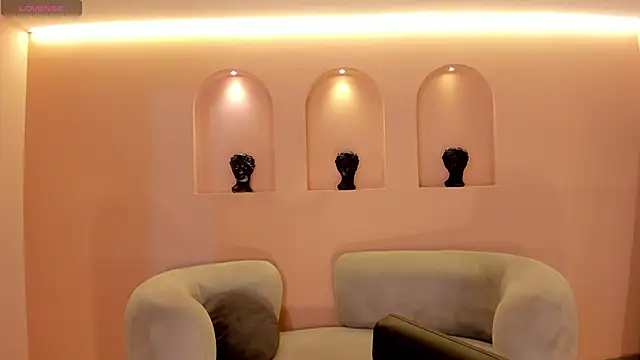 NiaSalvatore online show from October 19, 2025, 11:13 am