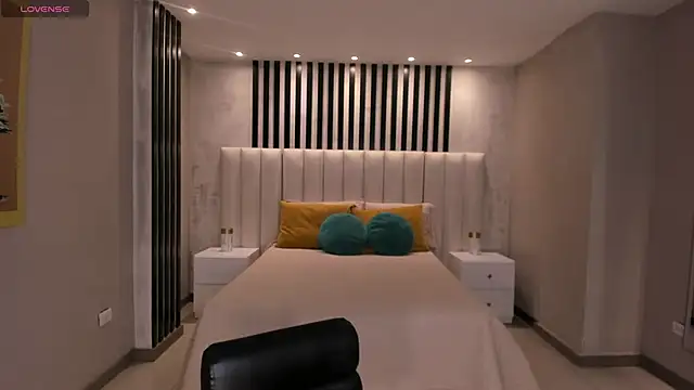 NiaSalvatore online show from October 4, 2025, 5:58 pm