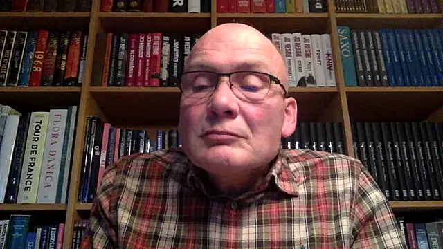 Snapshot of Parleg2 chatting on October 5, 2025, 4:42 pm Parleg2 online show from October 5, 2025, 4:42 pm