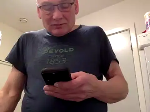 Snapshot of Parleg2 chatting on February 5, 2026, 6:04 pm Parleg2 online show from February 5, 2026, 6:04 pm