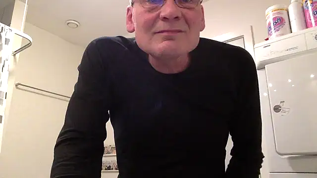 Snapshot of Parleg2 chatting on November 12, 2025, 7:18 pm Parleg2 online show from November 12, 2025, 7:18 pm