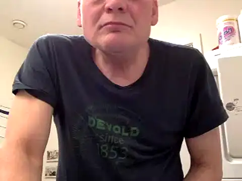 Snapshot of Parleg2 chatting on February 15, 2026, 10:41 pm Parleg2 online show from February 15, 2026, 10:41 pm