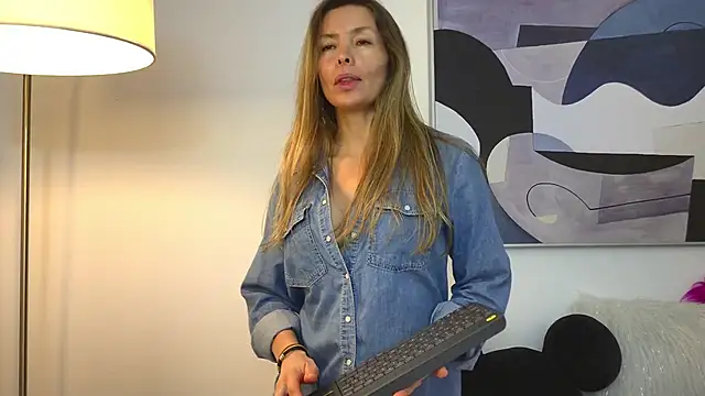 karina warthon online show from February 9, 2025, 9:39 pm