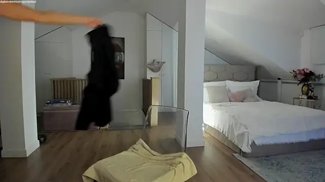 Snapshot of Yourhotqueeen chatting on October 1, 2025, 10:46 pm Yourhotqueeen online show from October 1, 2025, 10:46 pm