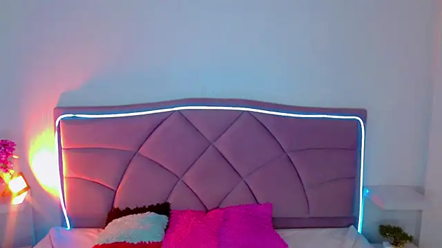 Carolaine01 online show from October 5, 2025, 8:10 pm