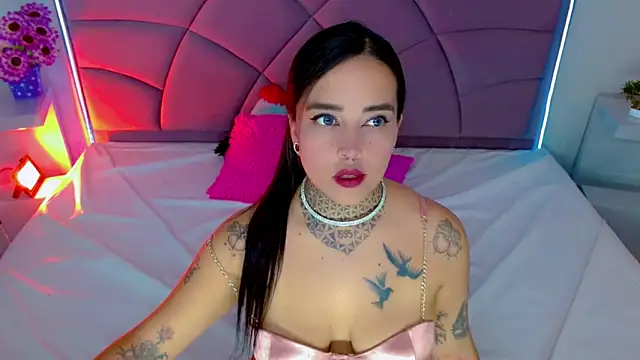 Carolaine01 online show from September 17, 2025, 8:00 pm