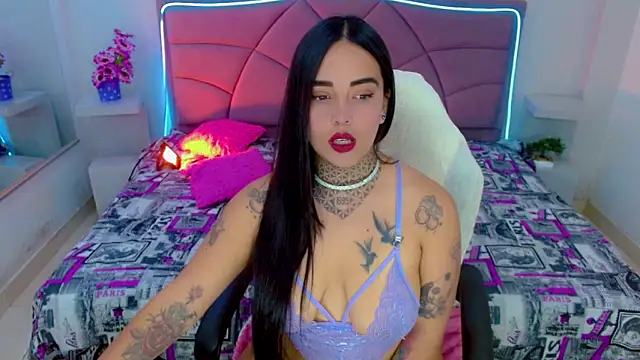 Carolaine01 online show from September 24, 2025, 8:04 pm