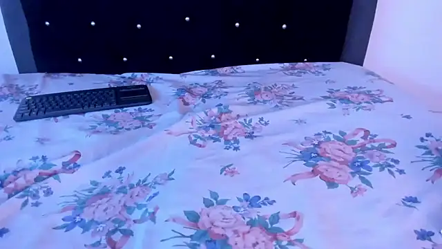 Snapshot of violetadumsper chatting on October 5, 2025, 3:30 am violetadumsper online show from October 5, 2025, 3:30 am