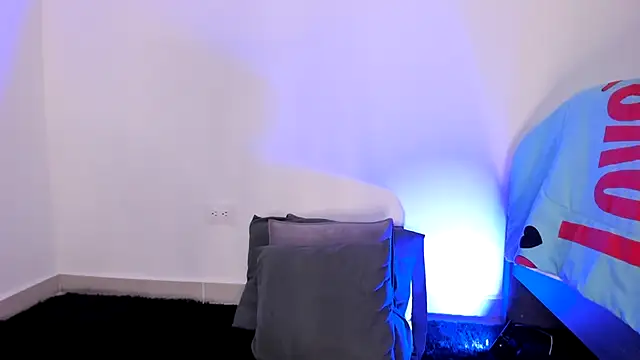 Laurensmith9 online show from February 25, 2025, 3:31 pm