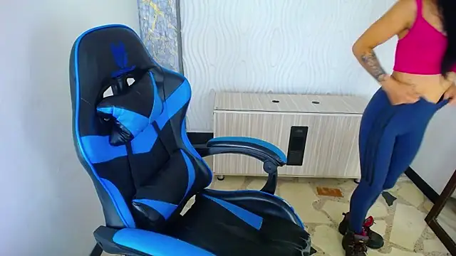 Snapshot of Anniee_x chatting on September 23, 2025, 1:18 pm Anniee x online show from September 23, 2025, 1:18 pm