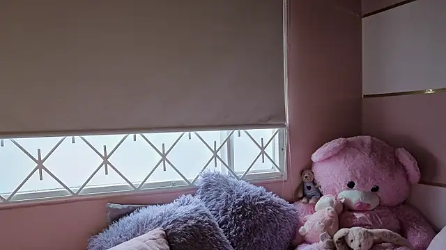 Charlotte  Miller online show from September 28, 2025, 12:56 pm