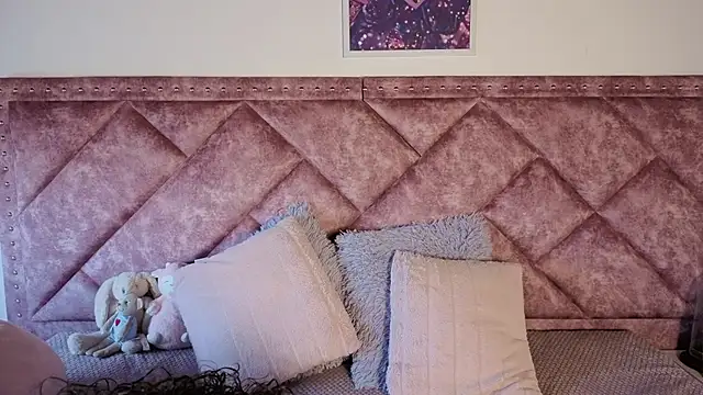 Charlotte  Miller online show from September 22, 2025, 11:27 am