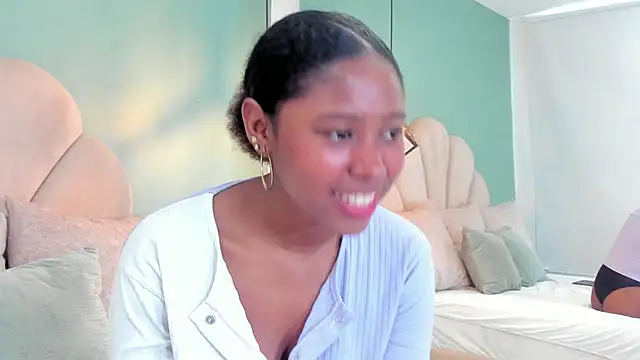 violeta ruiz  online show from October 13, 2025, 8:21 pm