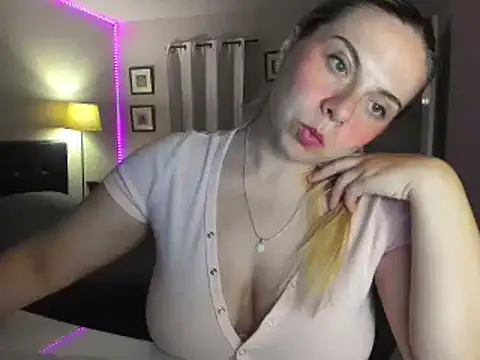 Snapshot of HappyIva chatting on September 20, 2025, 6:40 am HappyIva online show from September 20, 2025, 6:40 am