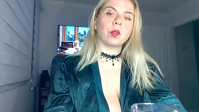 Snapshot of HappyIva chatting on October 23, 2025, 1:15 am HappyIva online show from October 23, 2025, 1:15 am