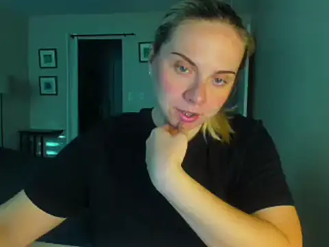 Snapshot of HappyIva chatting on September 24, 2025, 4:02 pm HappyIva online show from September 24, 2025, 4:02 pm