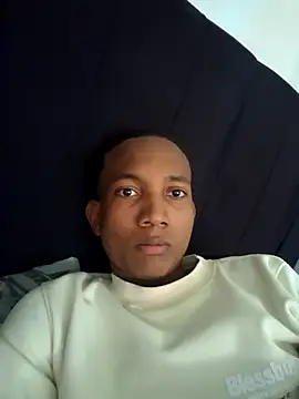 Snapshot of EmiroAndr3S chatting on January 6, 2026, 6:45 pm EmiroAndr3S online show from January 6, 2026, 6:45 pm