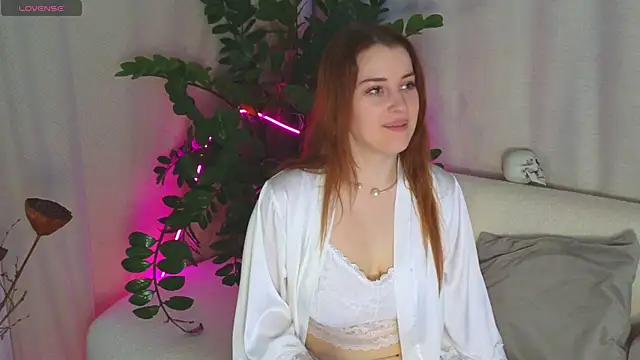 Snapshot of EllieGarson chatting on November 1, 2025, 5:18 pm EllieGarson online show from November 1, 2025, 5:18 pm