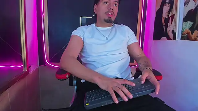 Snapshot of EnriquevillaF chatting on October 17, 2025, 12:29 pm EnriquevillaF online show from October 17, 2025, 12:29 pm