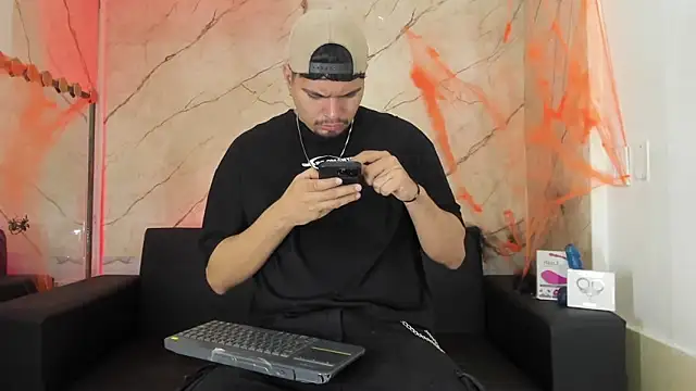 Snapshot of EnriquevillaF chatting on October 22, 2025, 12:48 pm EnriquevillaF online show from October 22, 2025, 12:48 pm