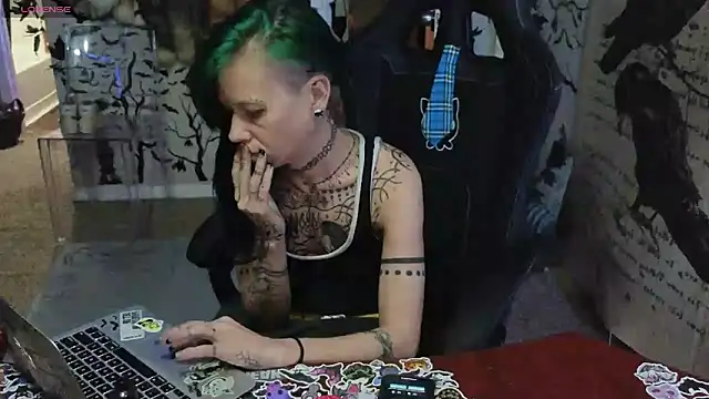 Snapshot of trashbrat chatting on September 28, 2025, 9:49 am trashbrat online show from September 28, 2025, 9:49 am