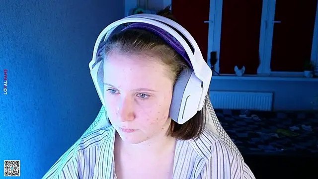 Snapshot of mon_lola chatting on October 3, 2025, 4:30 pm mon lola online show from October 3, 2025, 4:30 pm