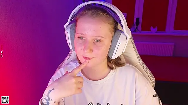 Snapshot of mon_lola chatting on October 22, 2025, 4:39 pm mon lola online show from October 22, 2025, 4:39 pm