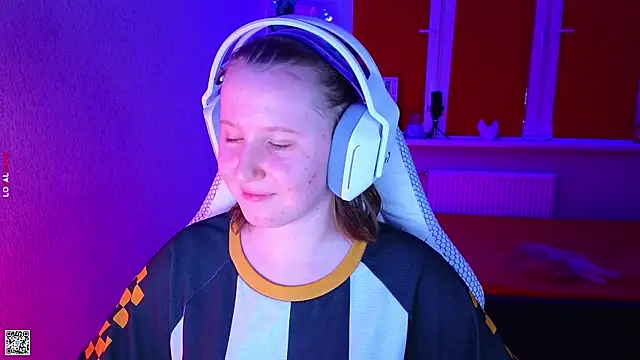 Snapshot of mon_lola chatting on November 7, 2025, 2:54 pm mon lola online show from November 7, 2025, 2:54 pm