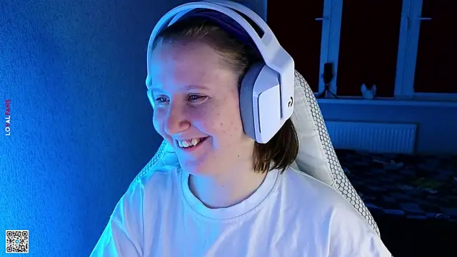 Snapshot of mon_lola chatting on October 2, 2025, 6:33 pm mon lola online show from October 2, 2025, 6:33 pm