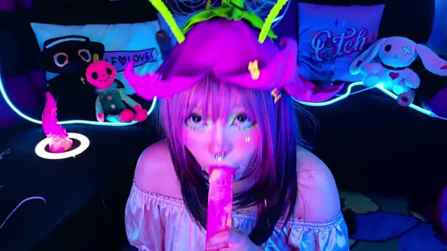 Snapshot of LaytonBox chatting on October 3, 2025, 1:45 pm LaytonBox online show from October 3, 2025, 1:45 pm