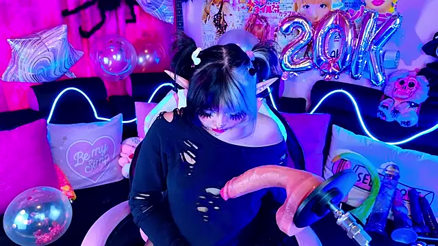 Snapshot of LaytonBox chatting on September 11, 2025, 3:56 pm LaytonBox online show from September 11, 2025, 3:56 pm