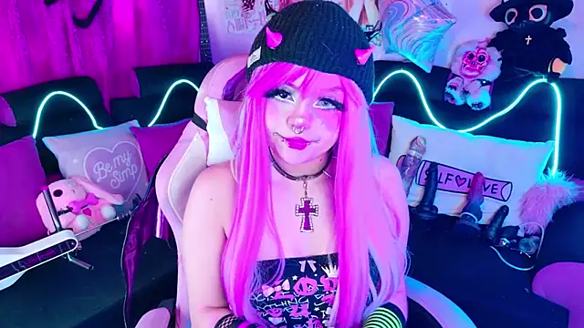 Snapshot of LaytonBox chatting on September 14, 2025, 1:33 pm LaytonBox online show from September 14, 2025, 1:33 pm