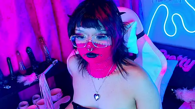 Snapshot of LaytonBox chatting on February 28, 2025, 10:39 pm LaytonBox online show from February 28, 2025, 10:39 pm