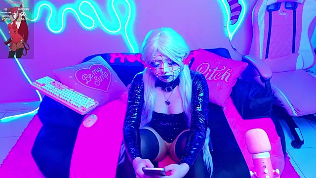 Snapshot of LaytonBox chatting on March 16, 2025, 3:04 am LaytonBox online show from March 16, 2025, 3:04 am