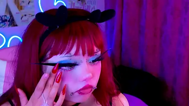 Snapshot of LaytonBox chatting on February 11, 2025, 11:01 pm LaytonBox online show from February 11, 2025, 11:01 pm