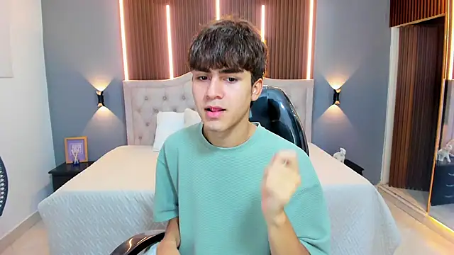 Snapshot of Tommy18__ chatting on October 1, 2025, 3:22 am Tommy18   online show from October 1, 2025, 3:22 am