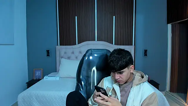 Snapshot of Tommy18__ chatting on October 9, 2025, 3:29 am Tommy18   online show from October 9, 2025, 3:29 am