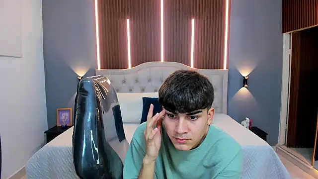 Snapshot of Tommy18__ chatting on October 10, 2025, 3:29 am Tommy18   online show from October 10, 2025, 3:29 am