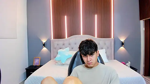 Snapshot of Tommy18__ chatting on October 22, 2025, 3:17 am Tommy18   online show from October 22, 2025, 3:17 am