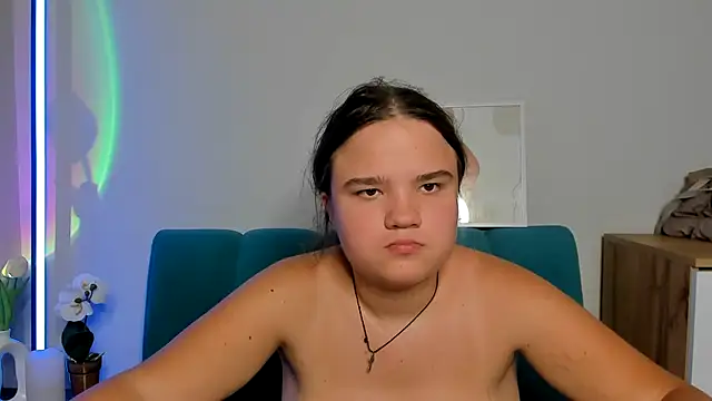 Snapshot of AdeleCruz chatting on October 3, 2025, 12:17 pm AdeleCruz online show from October 3, 2025, 12:17 pm