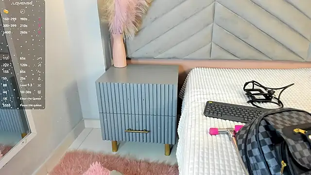 chelsea bolton  online show from December 19, 2025, 12:07 pm