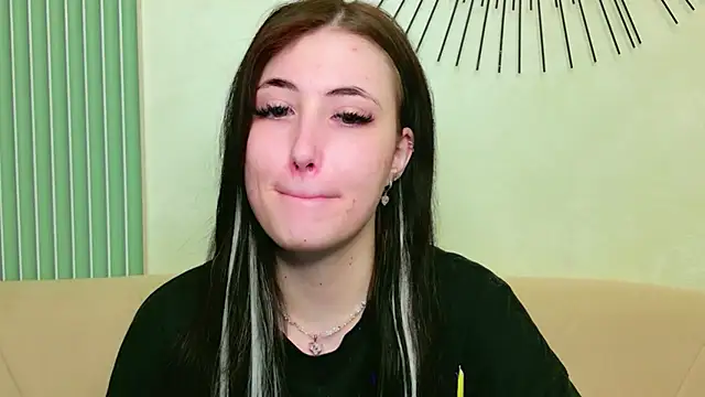 EmmaLawrens online show from May 24, 2026, 10:37 am