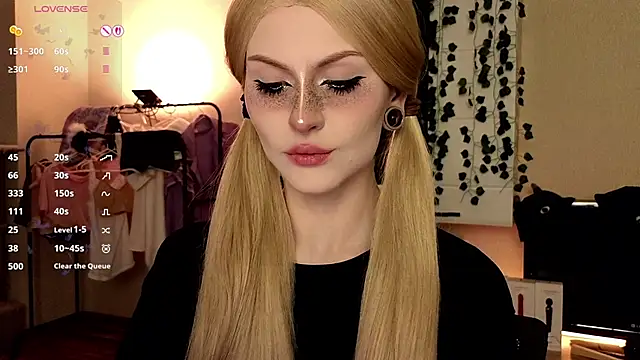 Snapshot of Emily__Mooree chatting on October 19, 2025, 9:12 am Emily Mooree online show from October 19, 2025, 9:12 am