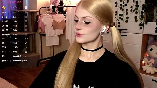 Snapshot of Emily__Mooree chatting on October 8, 2025, 8:27 am Emily Mooree online show from October 8, 2025, 8:27 am