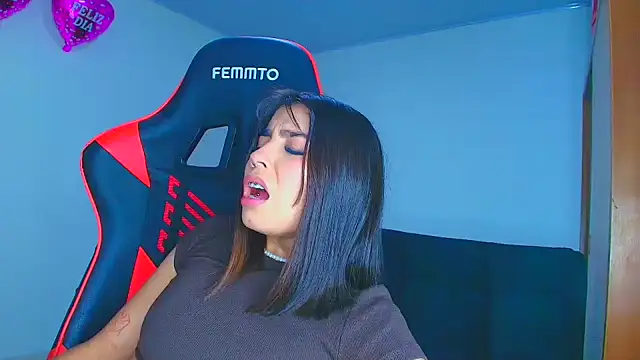 Snapshot of Rousse_violett chatting on October 15, 2025, 10:40 pm Rousse violett online show from October 15, 2025, 10:40 pm