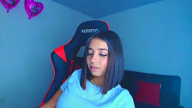 Snapshot of Rousse_violett chatting on October 18, 2025, 1:29 am Rousse violett online show from October 18, 2025, 1:29 am