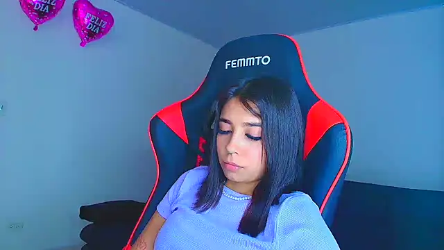 Snapshot of Rousse_violett chatting on October 6, 2025, 9:37 pm Rousse violett online show from October 6, 2025, 9:37 pm