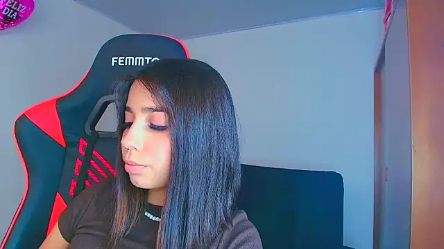 Snapshot of Rousse_violett chatting on September 27, 2025, 8:59 pm Rousse violett online show from September 27, 2025, 8:59 pm