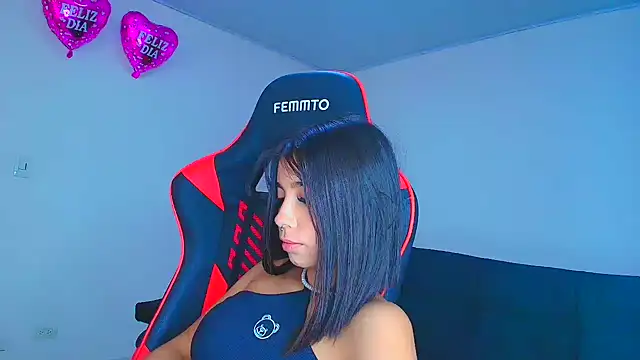 Snapshot of Rousse_violett chatting on October 5, 2025, 9:49 pm Rousse violett online show from October 5, 2025, 9:49 pm