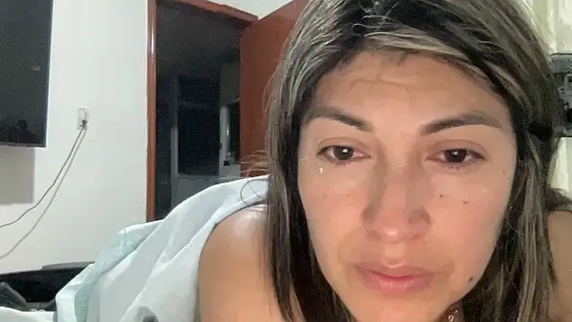 LunaBeya online show from November 28, 2025, 4:23 am